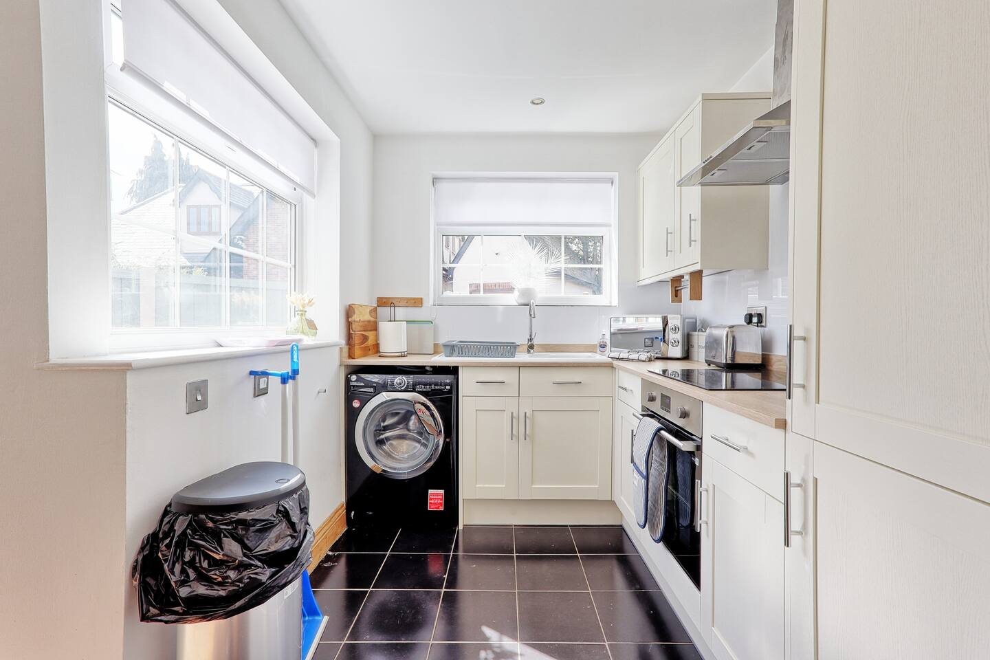 Quirky 2-Bed near High St & Station thumbnail 8
