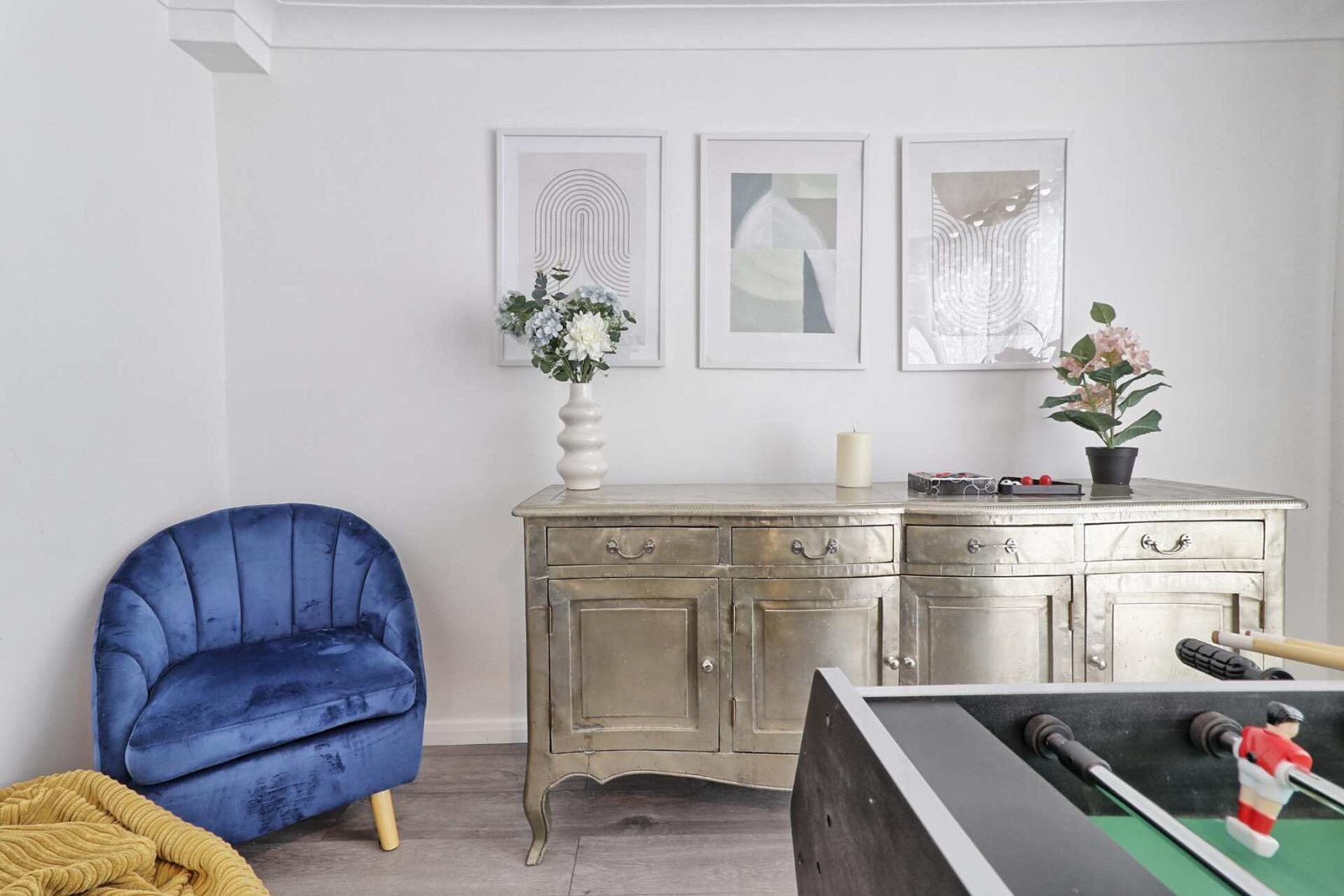 Modern Retreat with Garden thumbnail 4