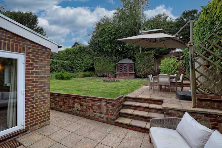 Luxury 4-Bed Family Home thumbnail 7