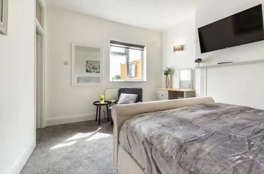 High Street Apartment with Terrace thumbnail 8