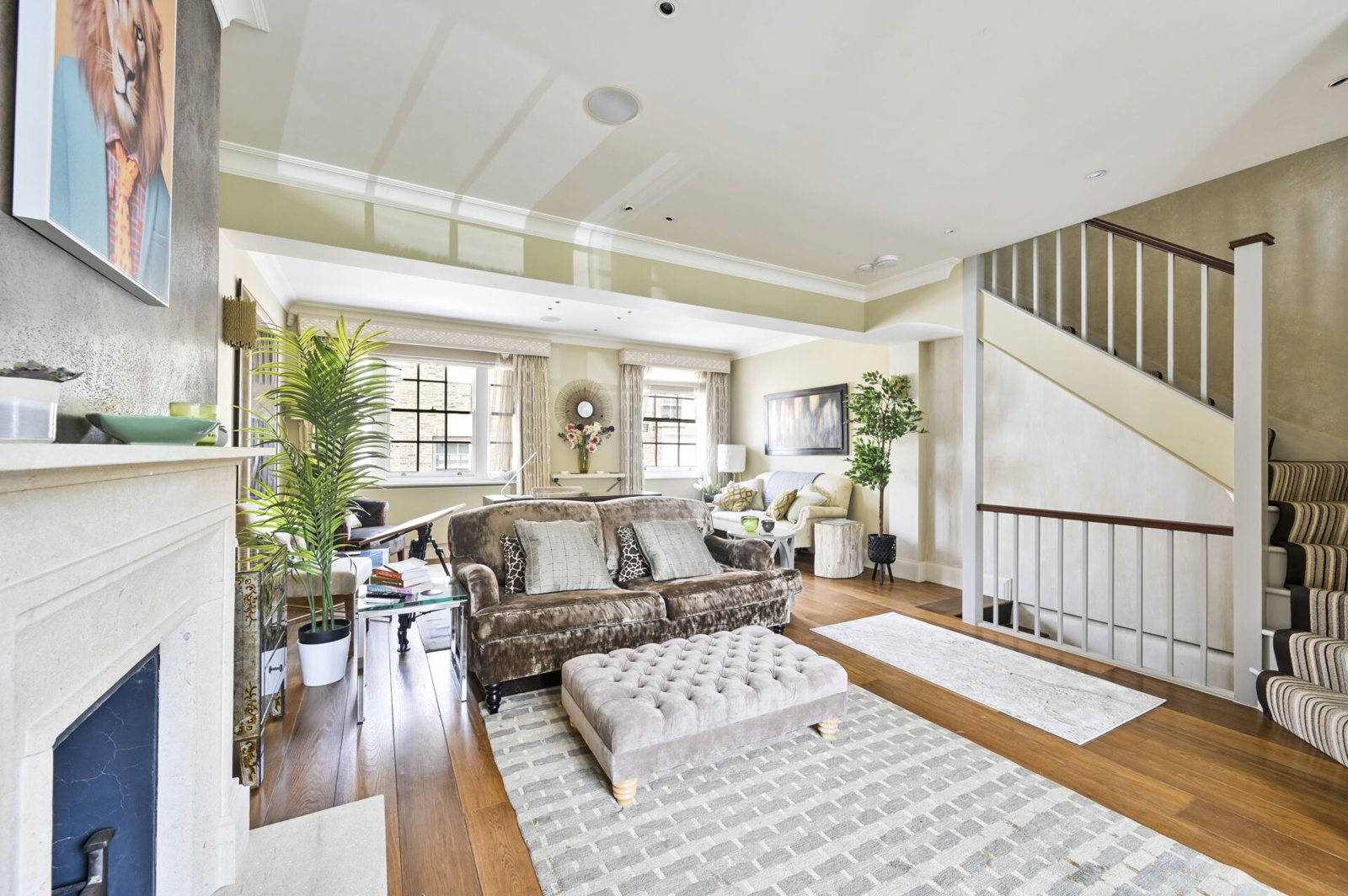 Stylish Chelsea House with Parking thumbnail 3