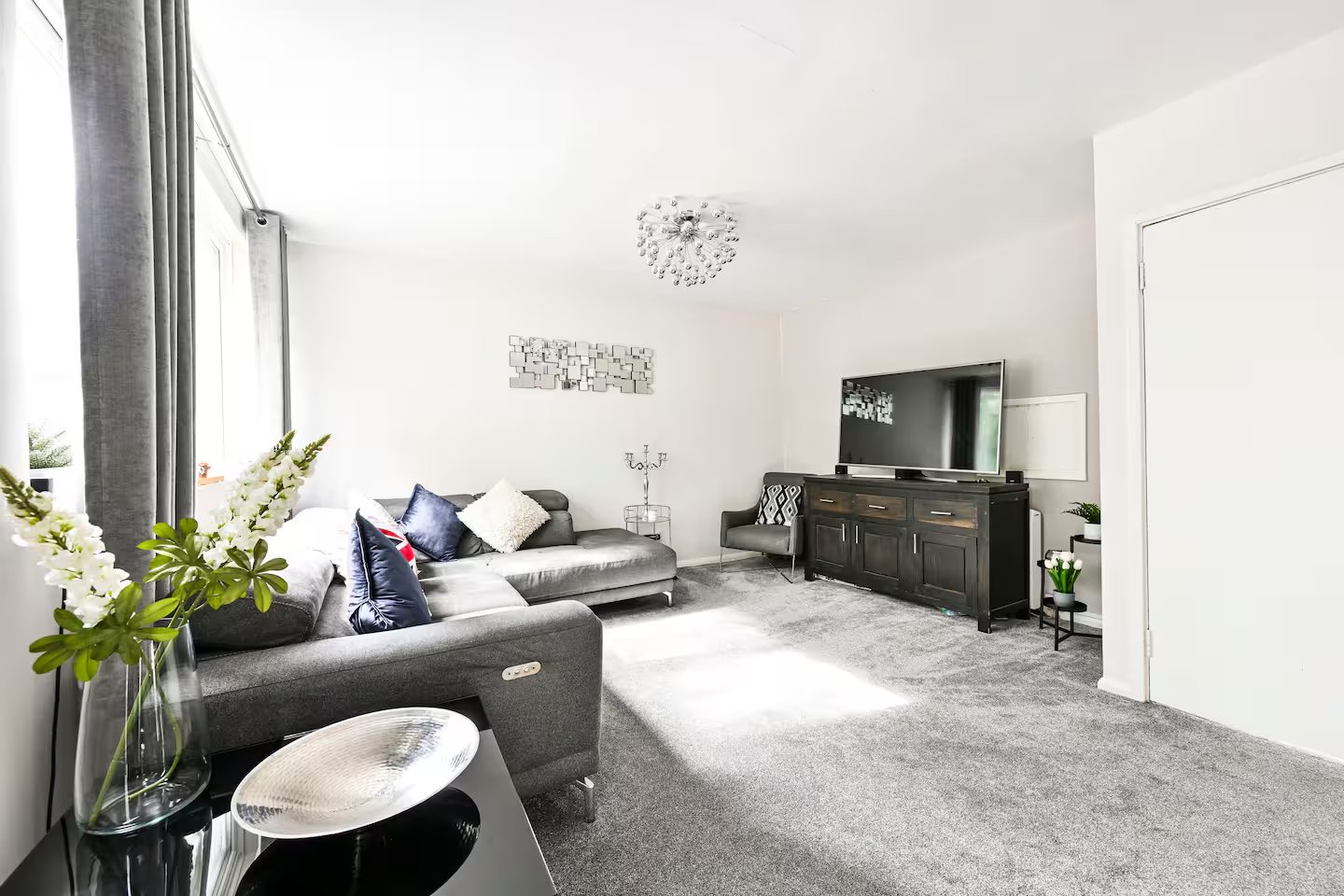 Homey 3-Bed Maisonette with Parking thumbnail 4