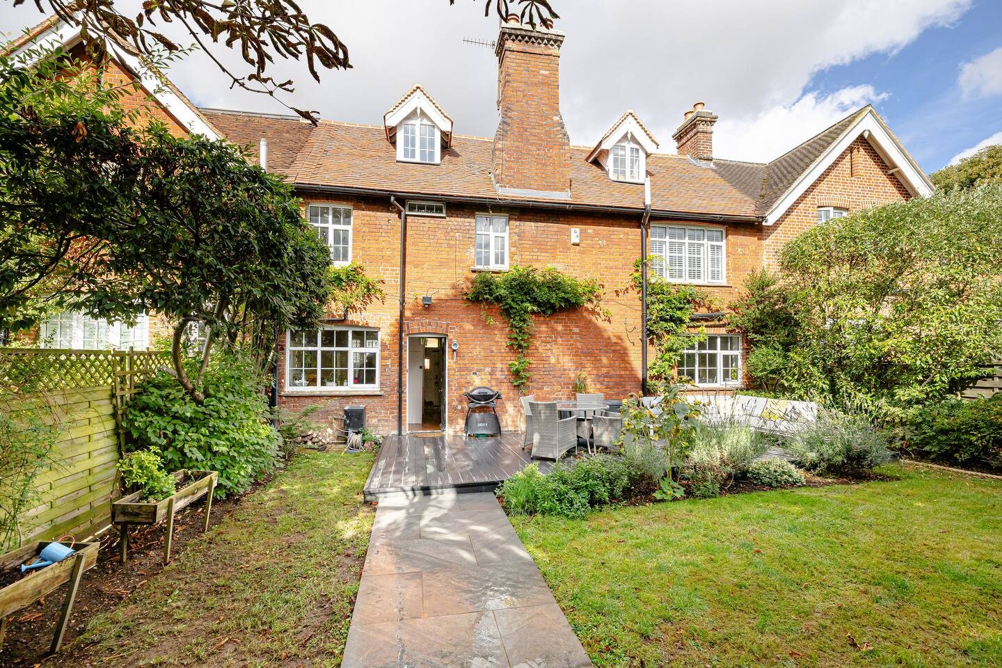 Stylish 3-Bed Home near the Airport thumbnail 2