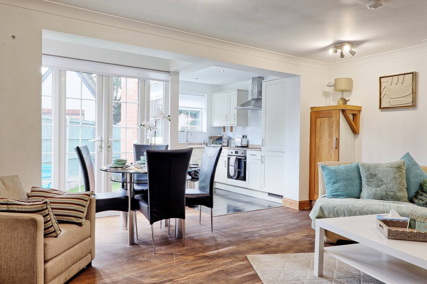 Quirky 2-Bed near High St & Station thumbnail 7