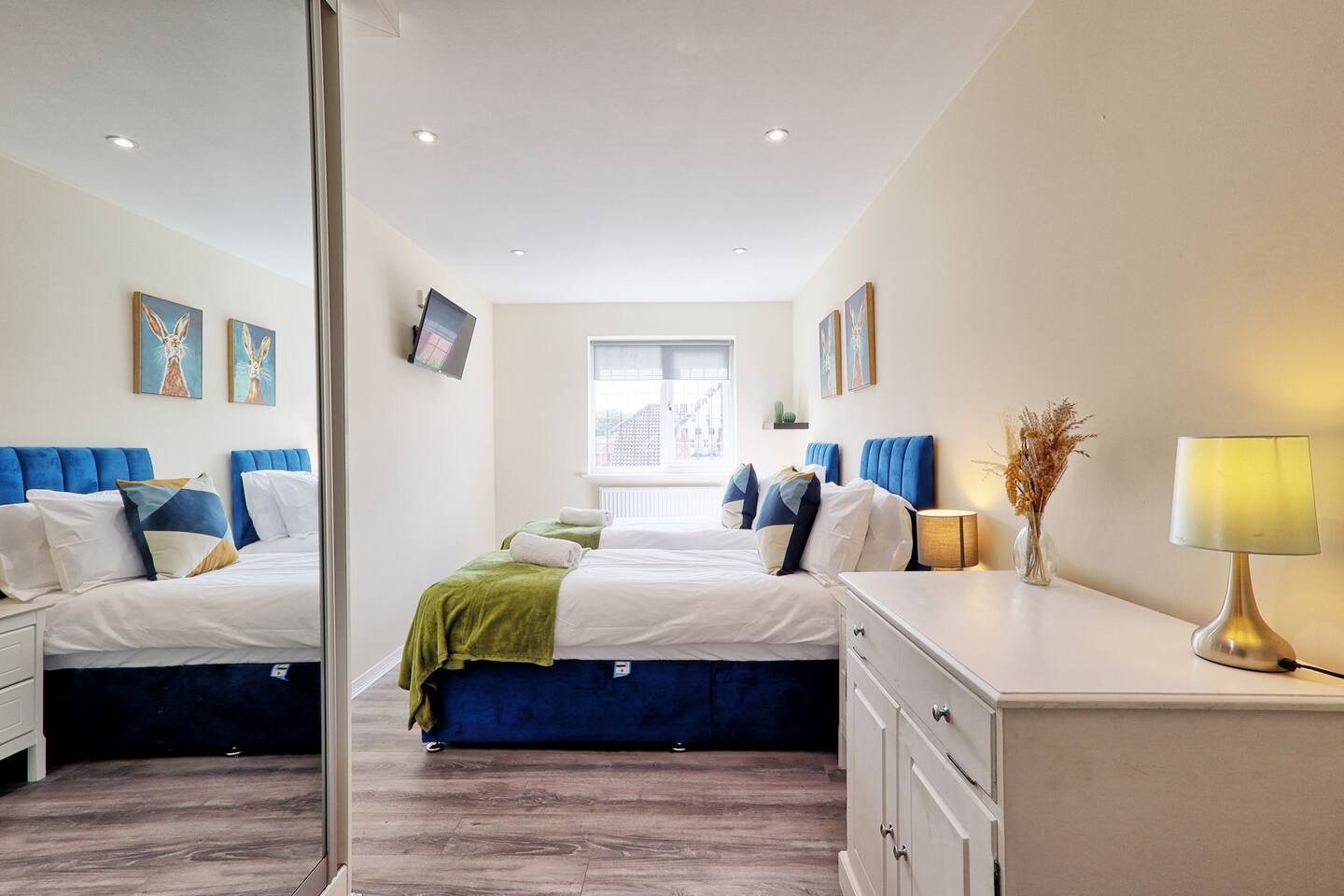 Modern 4-Bed Home for Long Stays thumbnail 2
