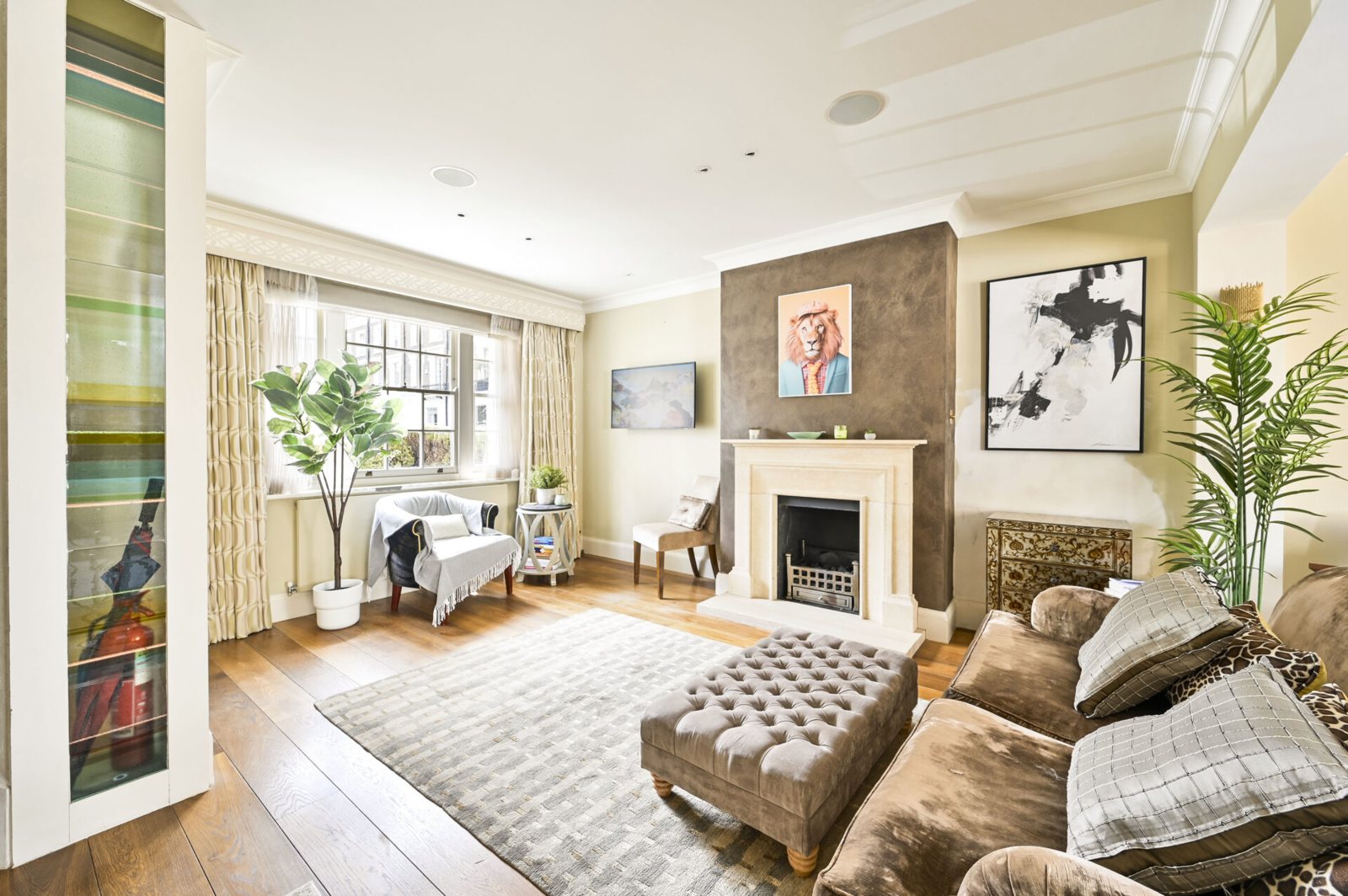 Stylish Chelsea House with Parking thumbnail 7