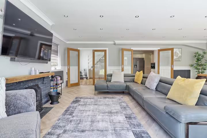 Modernised Luxury 5-Bed Home thumbnail 2