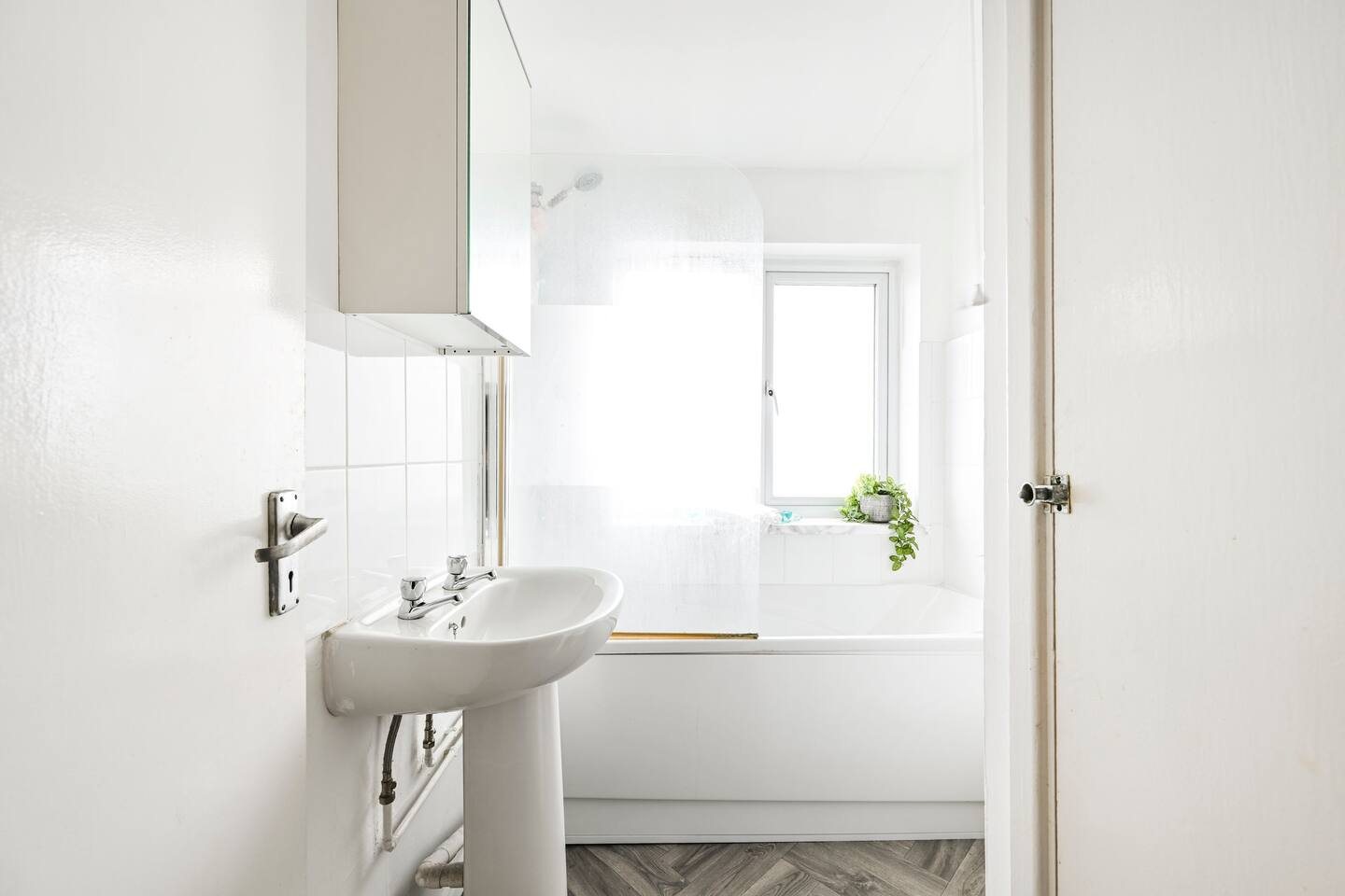 Homey 3-Bed Maisonette with Parking thumbnail 2