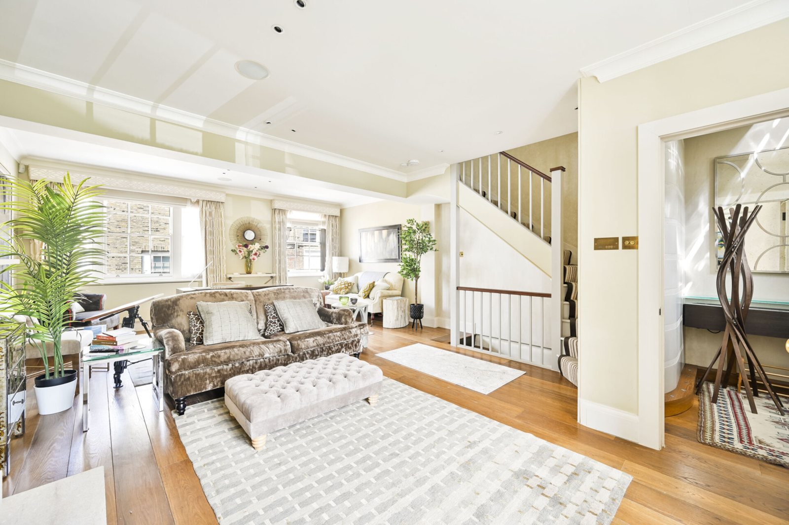 Stylish Chelsea House with Parking thumbnail 4