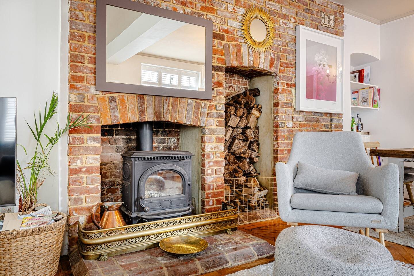 Stylish 3-Bed Home near the Airport thumbnail 3