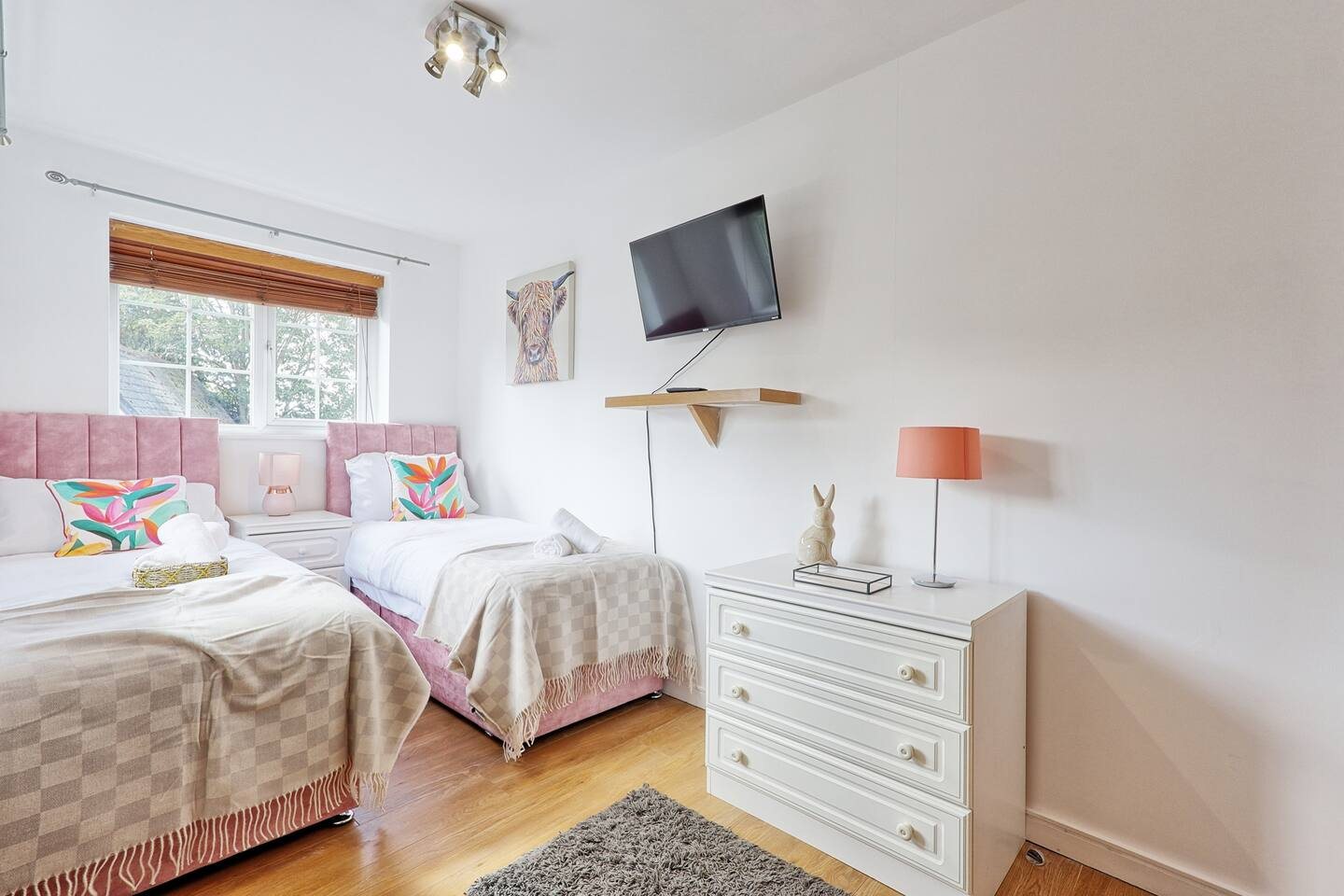 Quirky 2-Bed near High St & Station thumbnail 4
