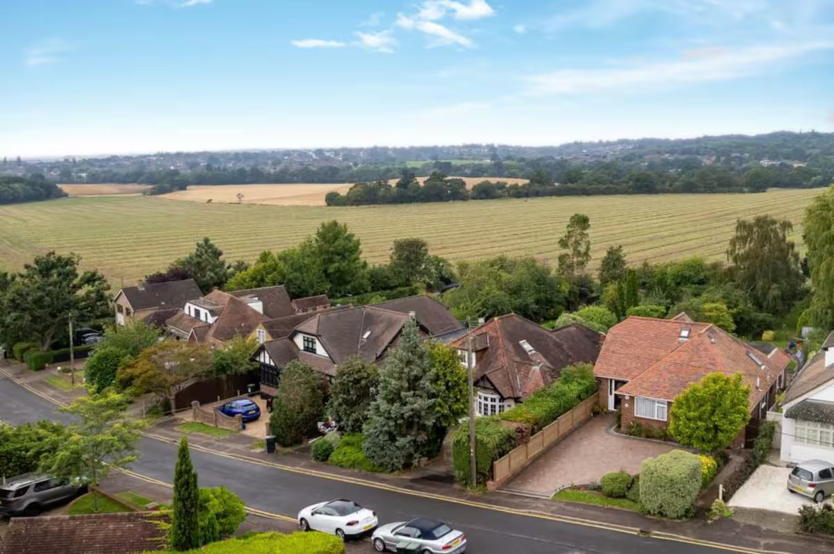 Modernised Luxury 5-Bed Home thumbnail 8