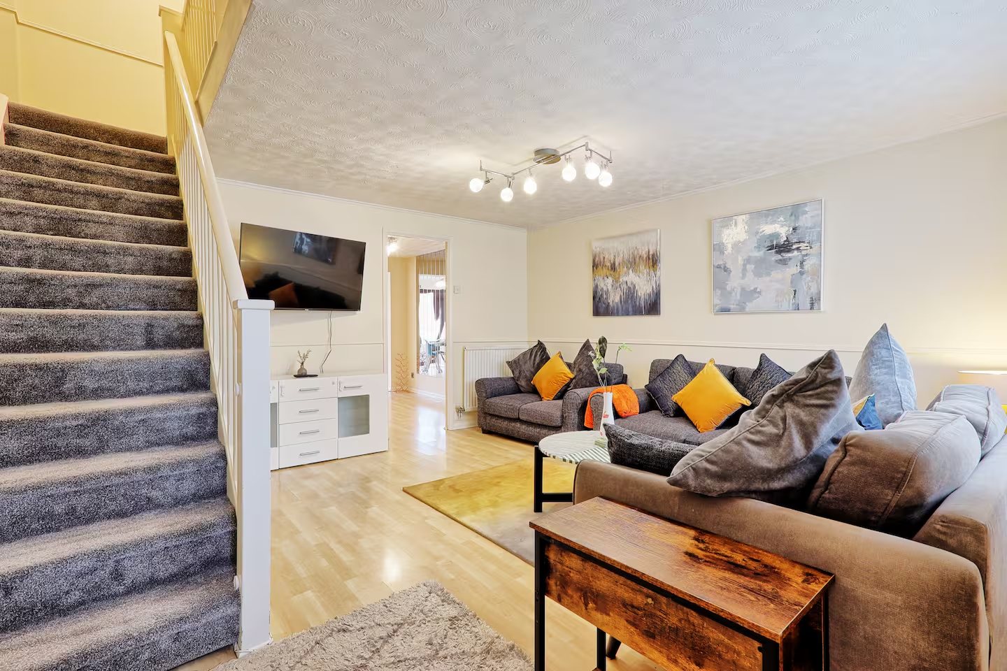 Modern 4-Bed Home for Long Stays thumbnail 7