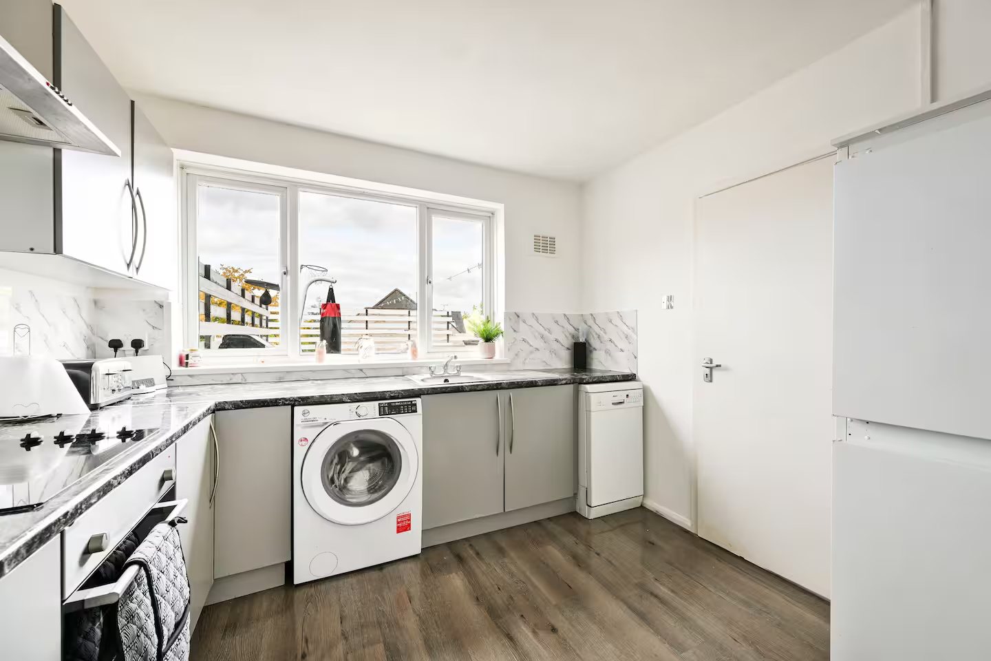 Homey 3-Bed Maisonette with Parking thumbnail 8