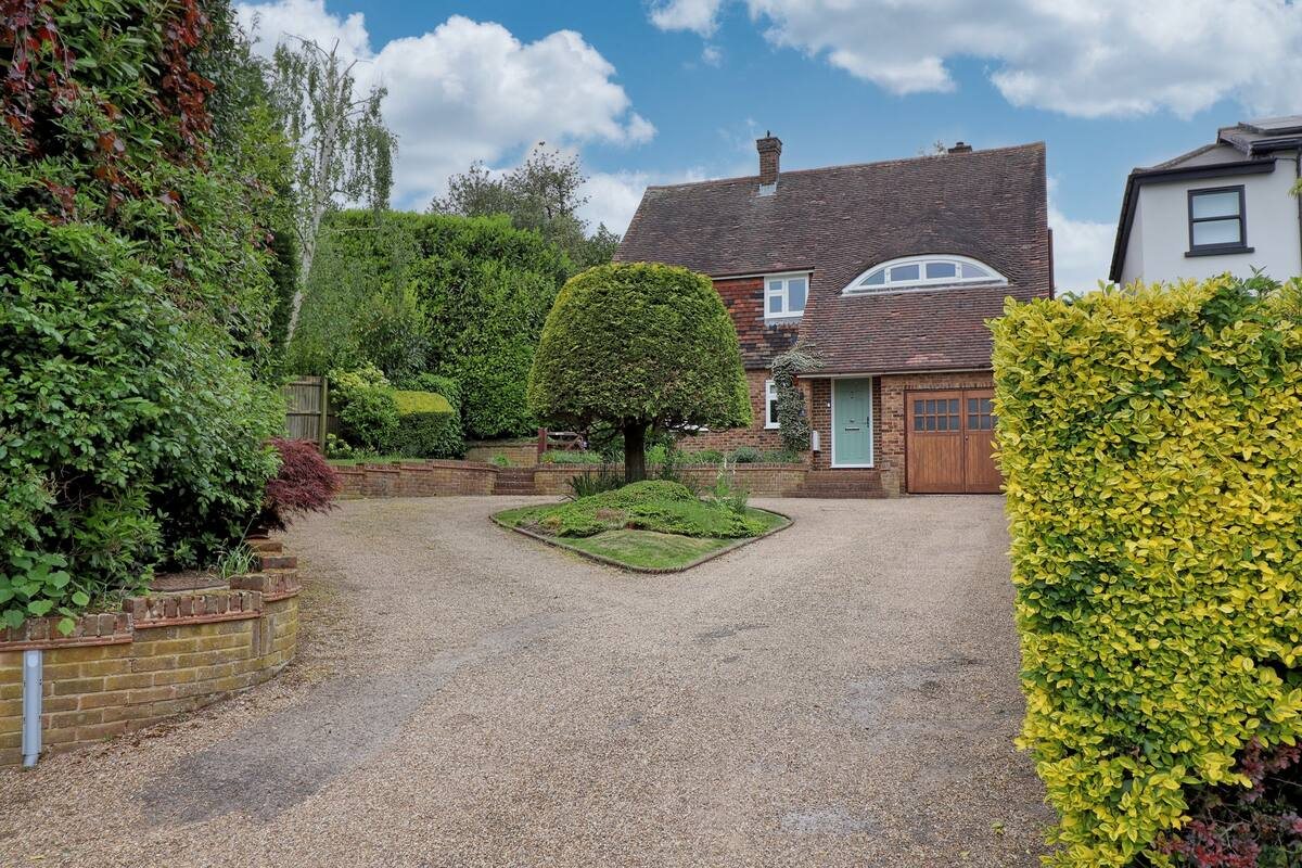 Luxury 4-Bed Family Home thumbnail 5