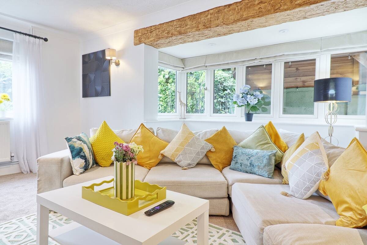 Luxury 4-Bed Family Home thumbnail 3