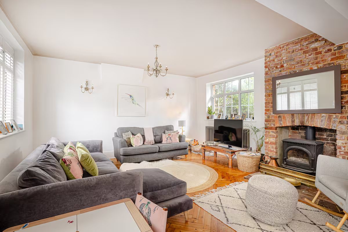 Stylish 3-Bed Home near the Airport thumbnail 4