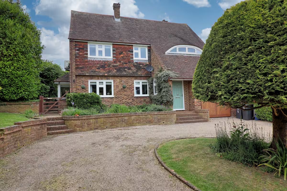 Luxury 4-Bed Family Home thumbnail 4