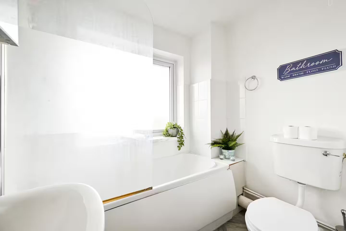 Homey 3-Bed Maisonette with Parking thumbnail 6