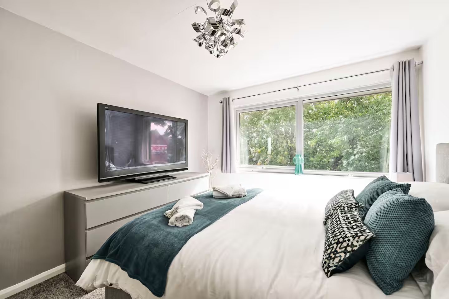 Homey 3-Bed Maisonette with Parking thumbnail 3