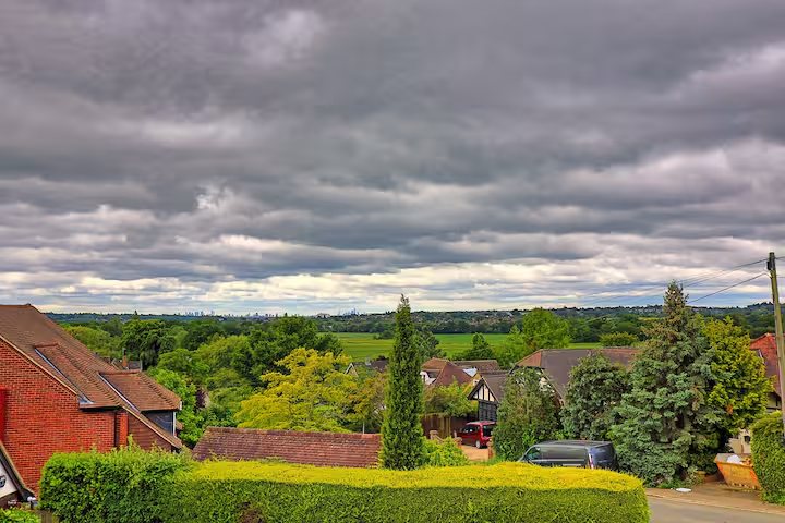 Modernised Luxury 5-Bed Home thumbnail 4