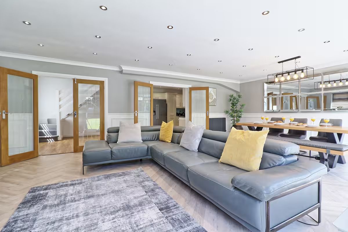 Modernised Luxury 5-Bed Home thumbnail 3
