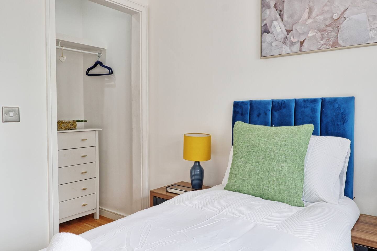 Quirky 2-Bed near High St & Station thumbnail 5